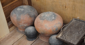 Tenun Sumba Tampil di Panggung Fashion Week Jakarta 2025